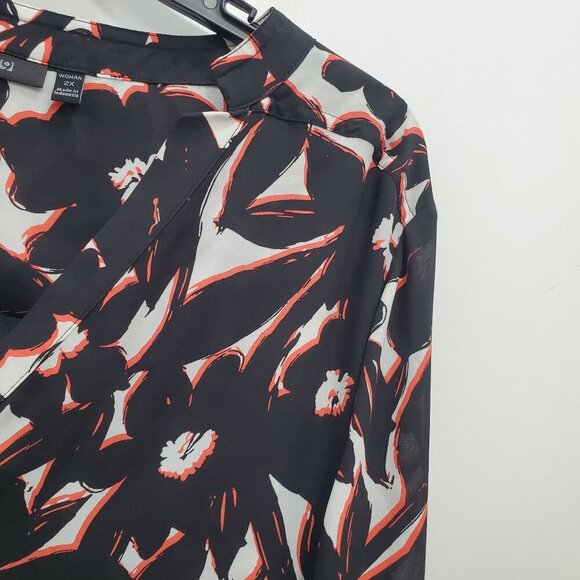 Apt. 9 Woman's Black White Red Abstract Semi Sheer Roll Tab Shirt Plus Size 2X - Picture 3 of 6